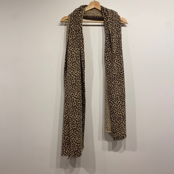 Ann Taylor Accessories - Ann Taylor Wool Blend Animal Print Scarf